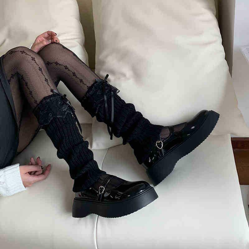 Серые вязаные носки с разрезом - толстые ребристые полосы, длина до икры, уютный осенне-зимний стиль, свободный крой, модные ворсистые носки