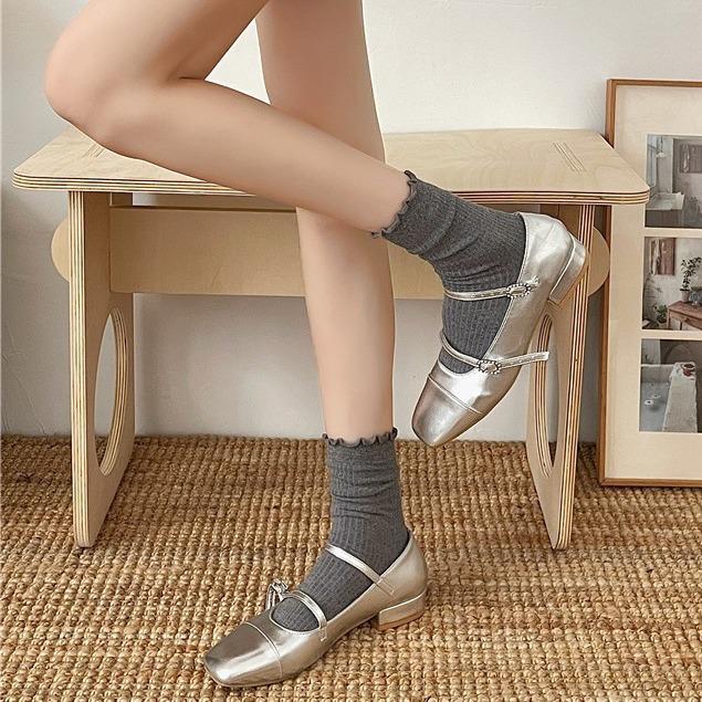 Женские ребристые белые и серые носки с кружевной отделкой - модный стиль Miu