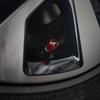 Автомобильная наклейка 2025 Новая Tesla 4 шт. Автомобильные алюминиевые колпачки на ниппель колеса Стержни вентиляционных клапанов колес Крышки воздушного клапана Эмблема Для Tesla Model 3 Model Y