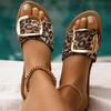 Модные летние новые женские шлепанцы Модная верхняя пряжка Декорация Плоский каблук Открытый носок женская обувь Элегантные пляжные уличные шлепанцы