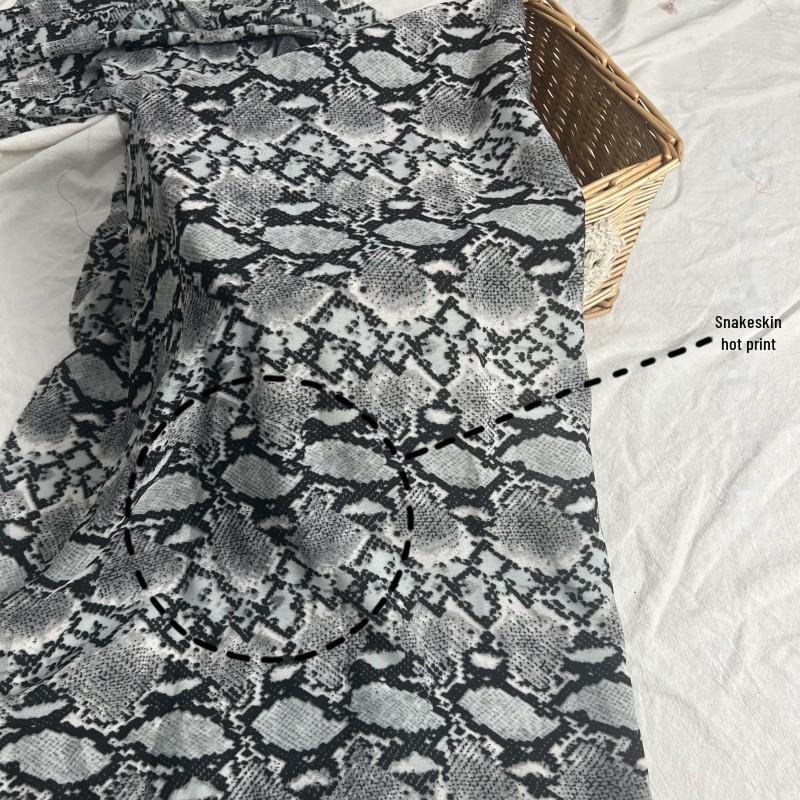 Эластичная фактурная ткань со змеиным принтом для весенне-летних платьев