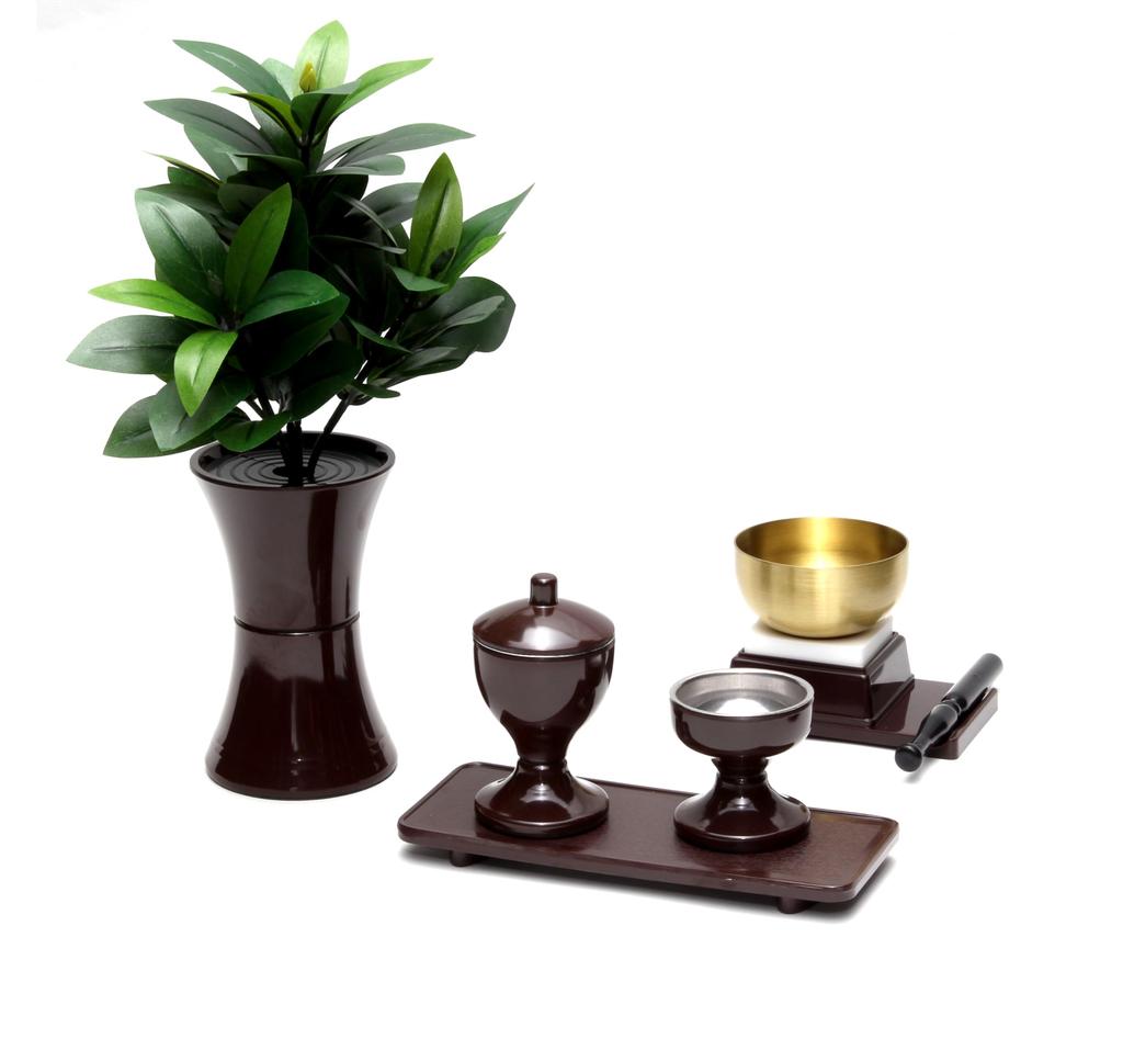 Не ржавеющий колокольчик с приятным высоким звуком, идеально подходящий для мини-буддийских алтарей.. Включает контейнер для воды, пиалу для риса, поднос и вазу для цветов.