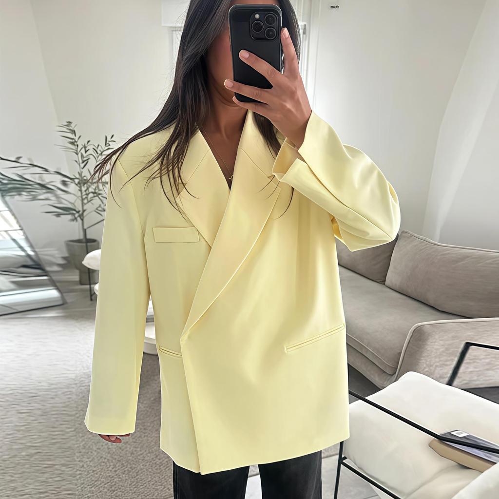 Повседневный женский костюм с лацканами на пуговицах в европейском и американском стиле 2025 года с вариантами короткого и длинного рукава