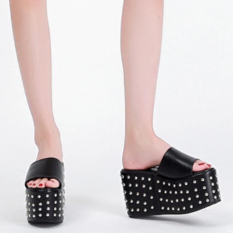 2024 Новые женские летние стриптиз-тапочки, сандалии на толстой подошве, модные подиумные танцевальные вечерние туфли большого размера с заклепками на танкетке и высоким каблуком