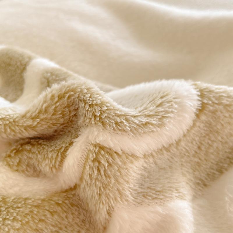 Cute Cartoon Strawberry Pattern Printed Bed Sheet Four Piece Set Machine Washable Short Plush Quilt Cover Anti Static Bedding