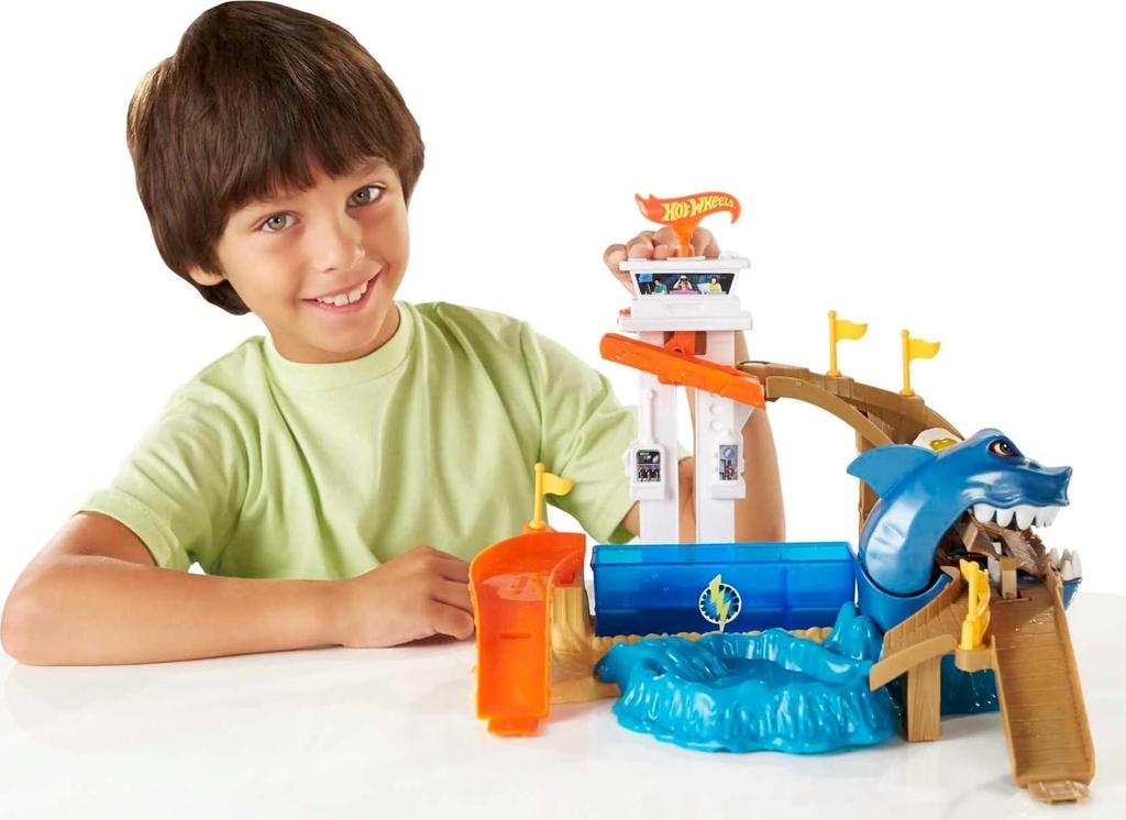 Hot Wheels Игровой набор Color Shifters Biting Shark для детей 1 года и BGK04 [Включает мини-машину] [4 шт.]