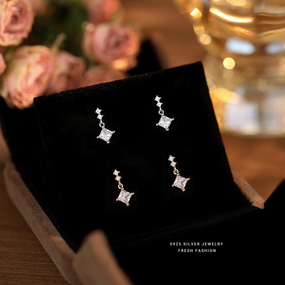 925 Sterling Silver Korean Fashion Inlaid Shiny Zircon Earrings for Women Exquisite Temperament Party Jewelry Accessories