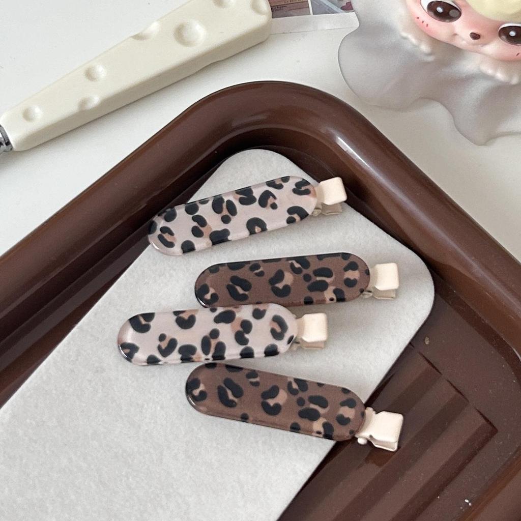 Leopard Print Oval Hair Clip: Trendy Autumn/Winter Accessory for Women.