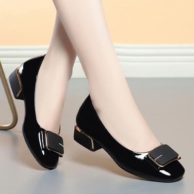 Весенние новые женские модные туфли на квадратном каблуке для вечеринок, черные офисные туфли из мягкой искусственной кожи, удобные балетки с металлической пряжкой