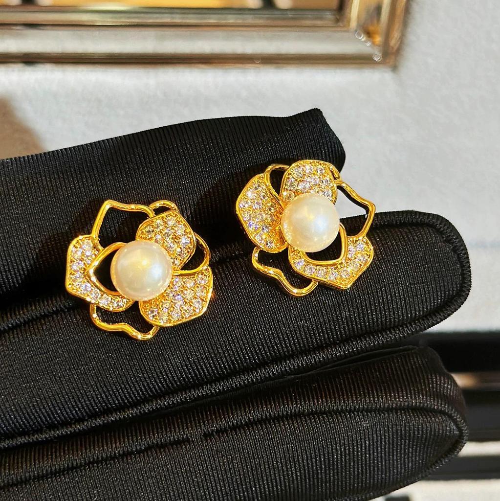 Цветочные серьги-гвоздики в корейско-японском стиле с инкрустацией бриллиантами и жемчугом