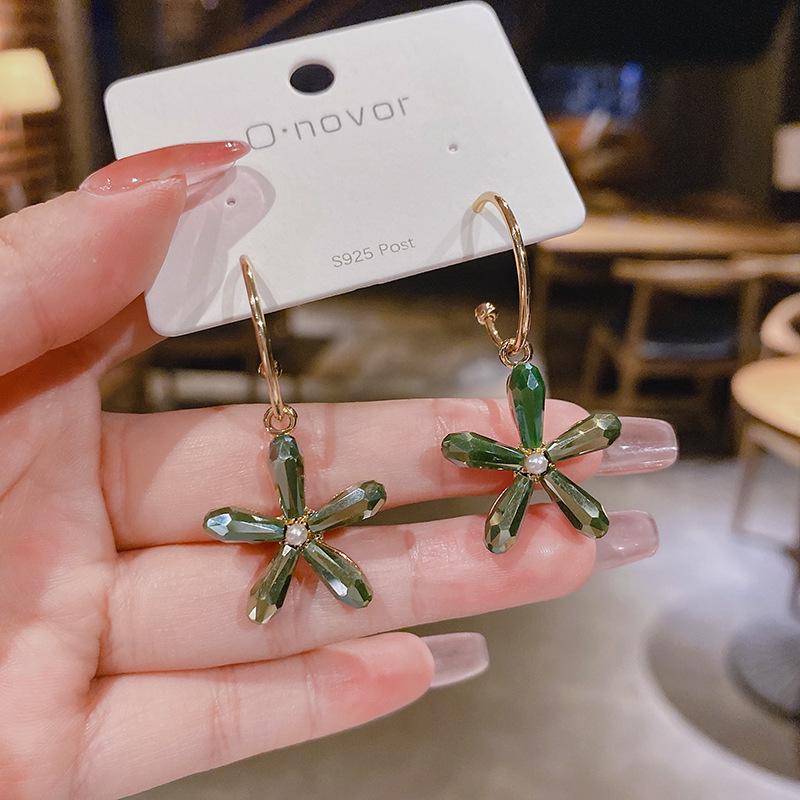 Летние серьги в корейском стиле с зелеными цветами - Элегантные, универсальные, милые пусеты для свежего, модного образа