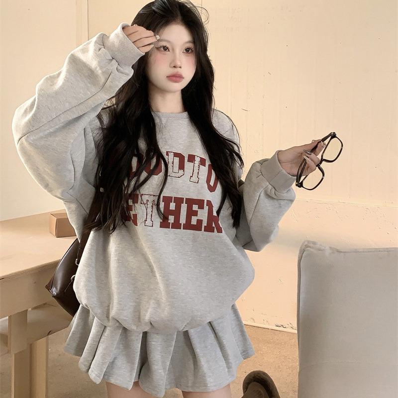 Женский серый зимний спортивный костюм в студенческом стиле со свитером и юбкой с высокой талией