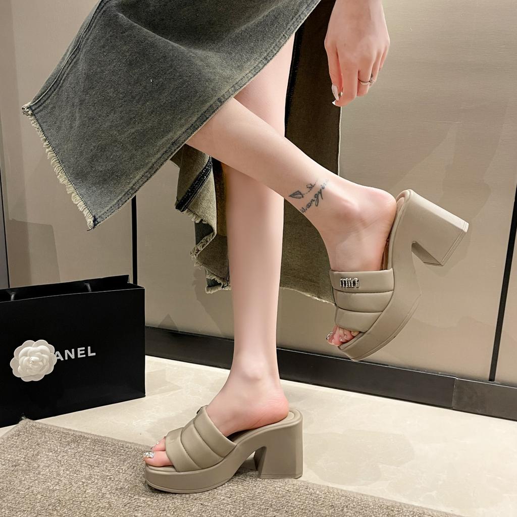 Стразы на толстой подошве одно слово крутые тапочки женские летние новые модные большие размеры внутренние увеличивающие рост наружные тапочки босоножки на высоком каблуке