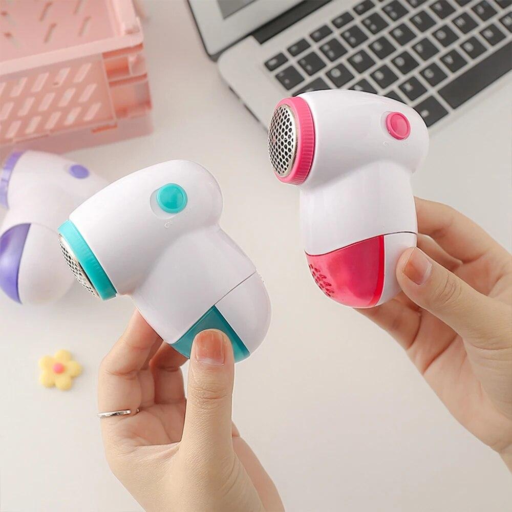 Машинка для удаления катышек с одежды. Работает от пальчиковых батареек