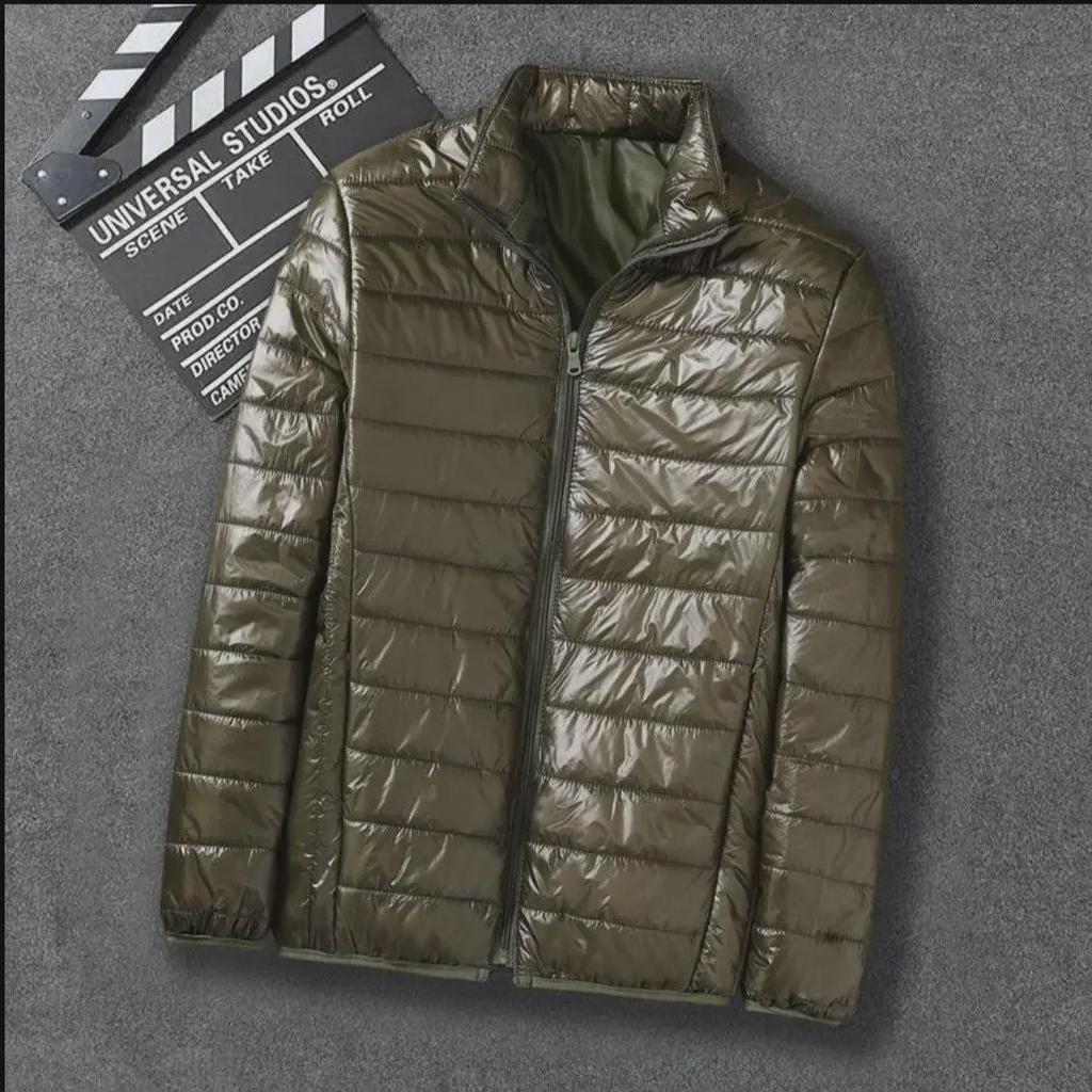 Оформление: Женская большая куртка из тонкого хлопкового пуха с капюшоном - короткая модель, воротник-стойка