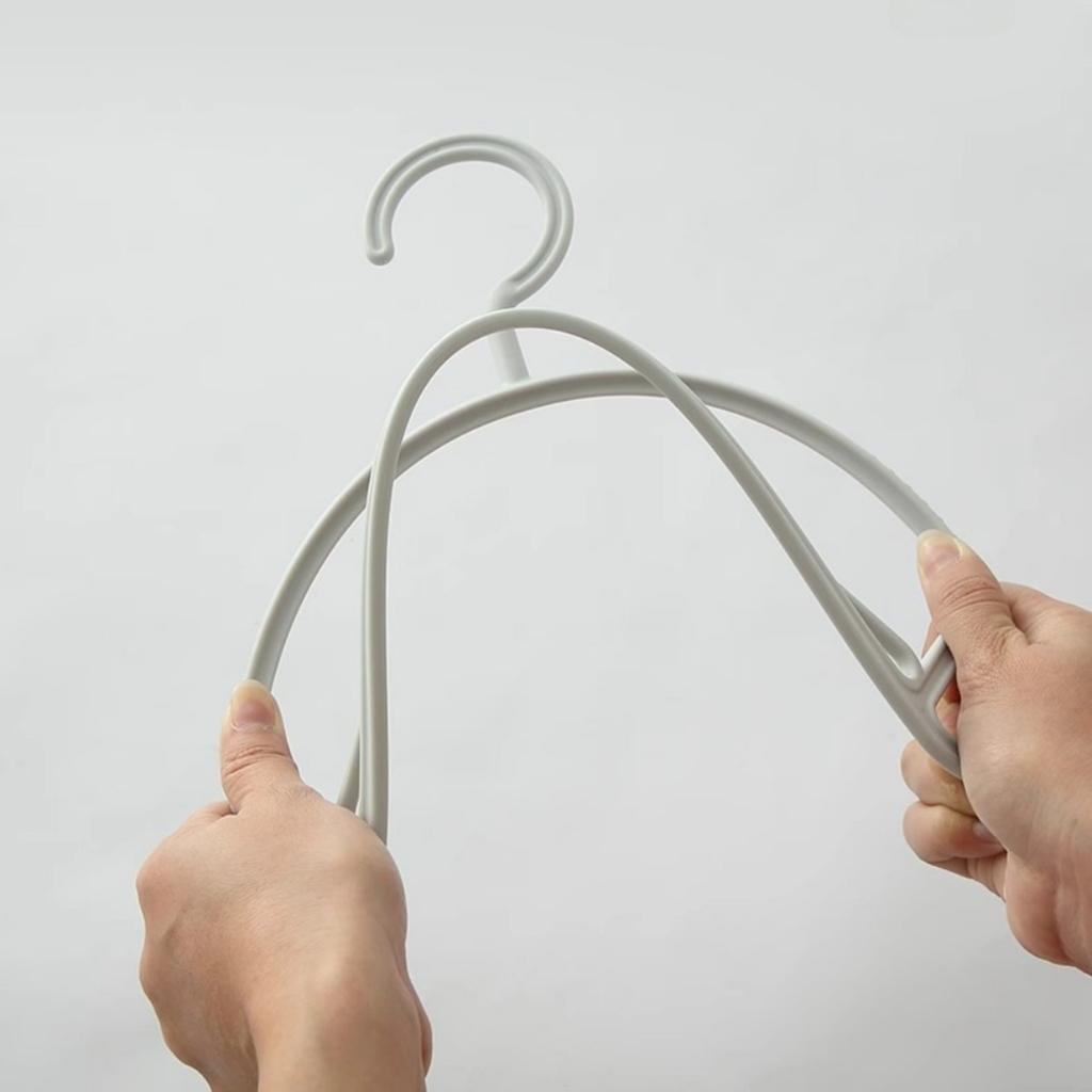 Вешалки для одежды 20 шт. Пластиковые вешалки для одежды Нескользящие и прочные вешалки с крючками Экономящие место вешалки для одежды Подходит для пальто Рубашек Платьев