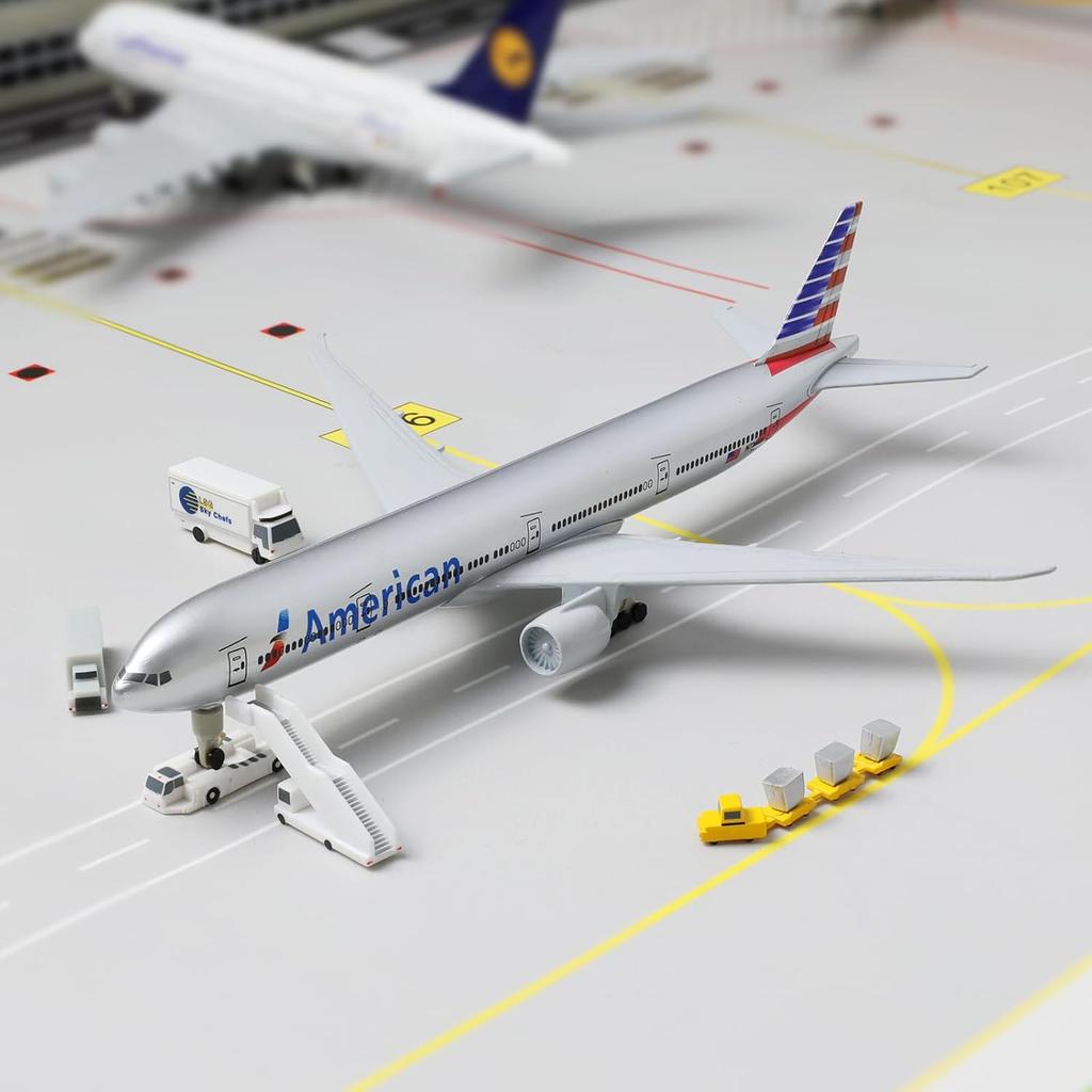 Авиамодель самолета Boeing 777 (B777) в масштабе 20 см, американский, с подставкой для колес. Сувенир, коллекционная модель, игрушка, подарок.