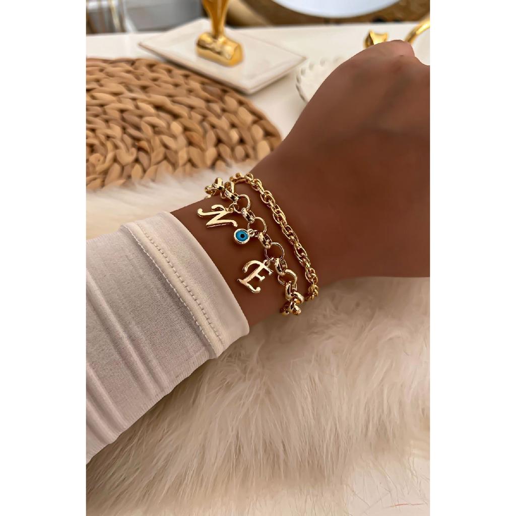 Комбинация браслета-цепочки золотого цвета с буквами на выбор и детализированной цепочкой от сглаза 21