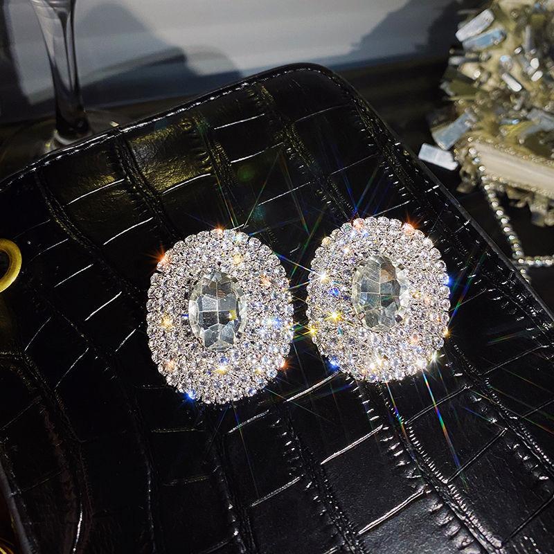 Роскошные и сверкающие овальные серьги и серьги с драгоценными камнями в Европе и Америке. Модные и преувеличенные модные серьги главной улицы.