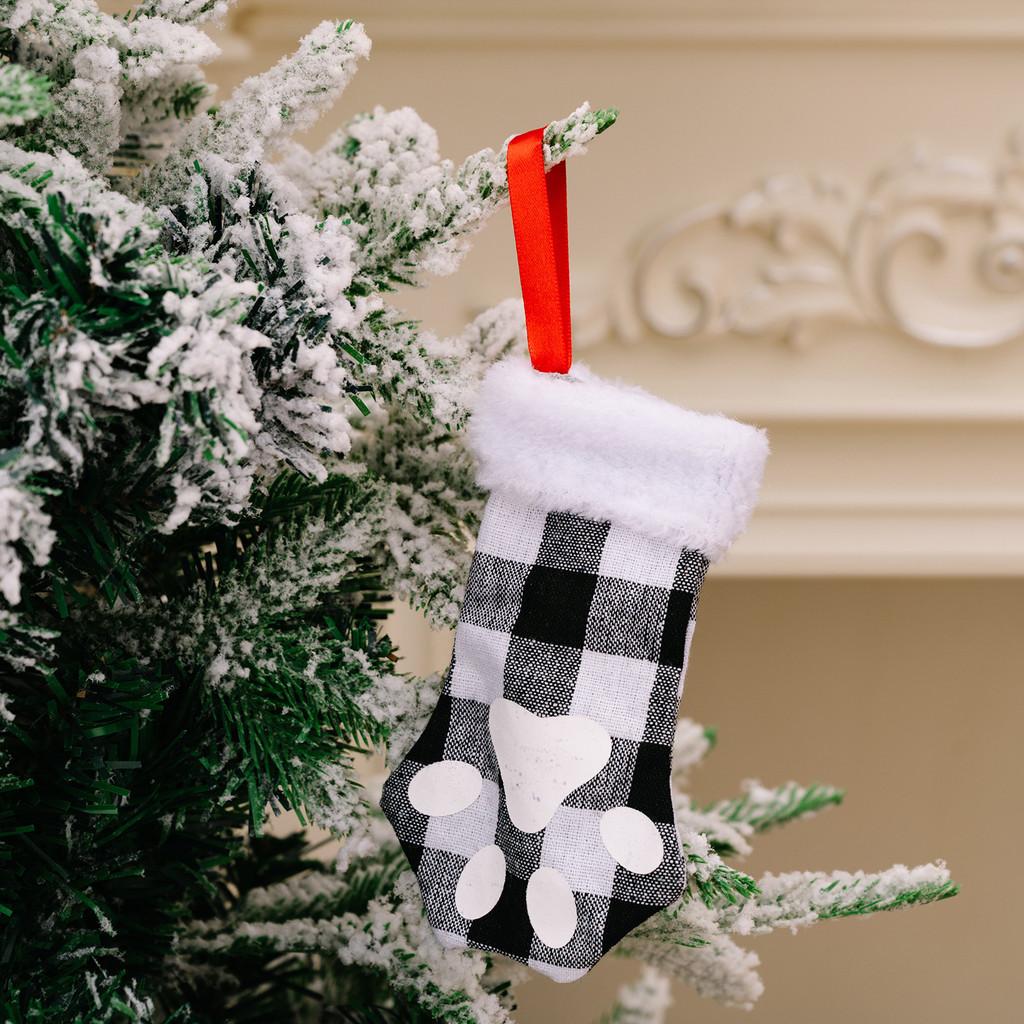 Очаровательные рождественские чулки в мультяшном стиле с кошачьими лапками в красочных красном, зеленом и черном цветах