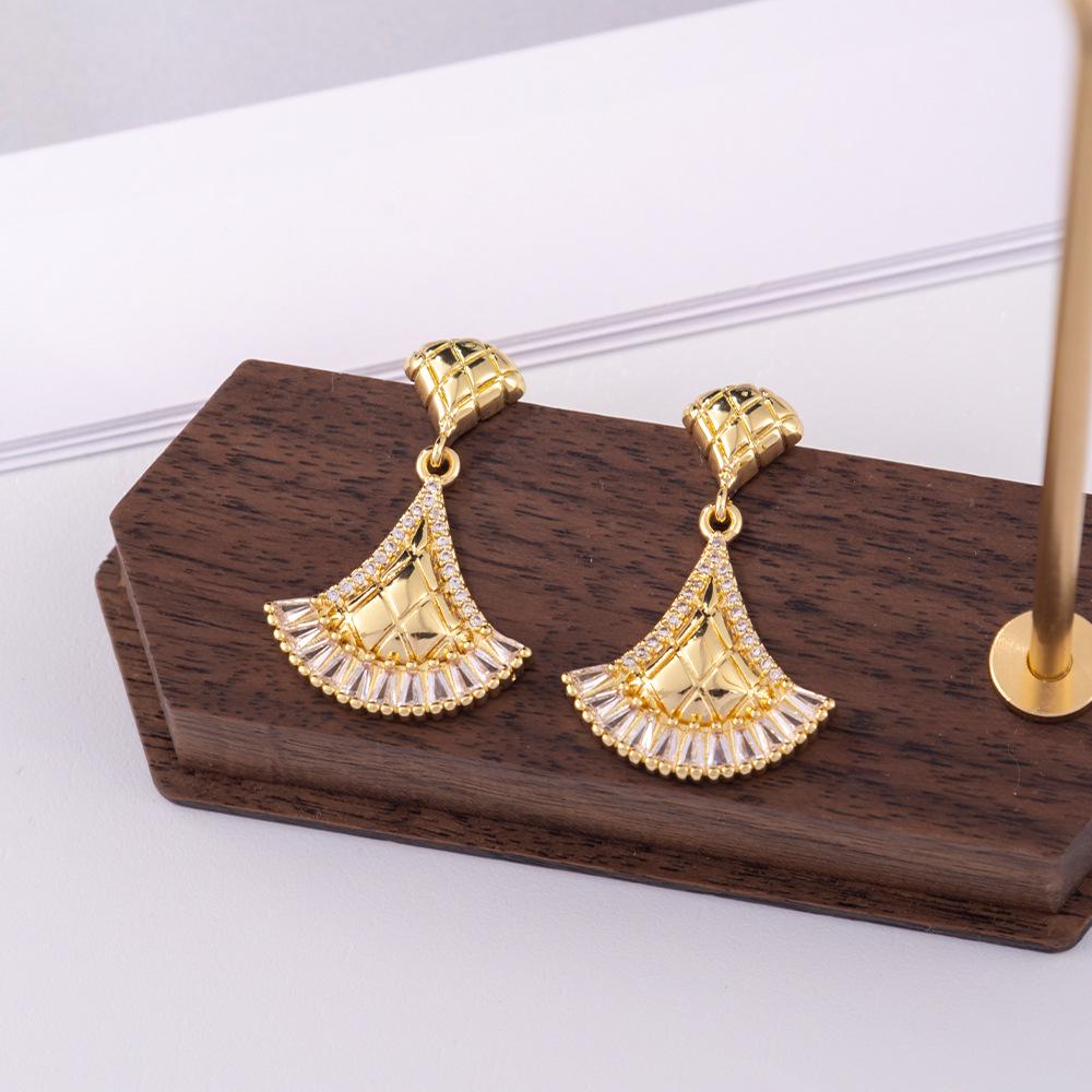 Серьги-иглы из серебра 925 пробы: Легкая роскошь, высококлассные пусеты и универсальный нишевый дизайн в виде колец для работы и стиля