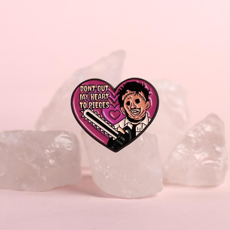 Красочная брошь в виде мультяшного персонажа, изготовленная из прочного сплава, идеально подходит для зимней моды 2024 года.