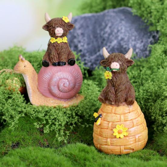 Garden Highland Cow Figurine Resin Highland Cow on Mushroom/Snail/Frog Statue for Patio Balcony Lawn Yard Decor
