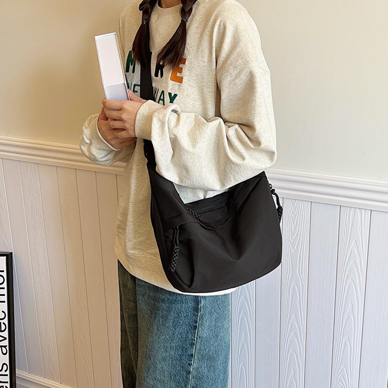 Повседневная ткань Оксфорд 2025 осень и зима новая кампусная спортивная модель однотонная сумка-пельмень через плечо для женщин