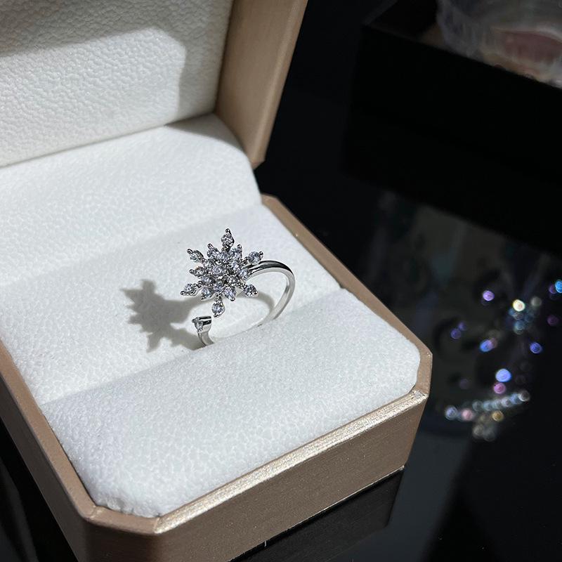 Women's Rotatable Zircon Snowflake Ring: Niche, Fashionable, High-End, No-Fade Design, Personalized Index Finger Accessory