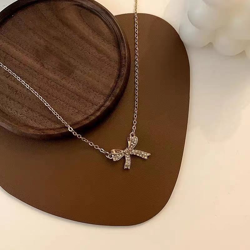 Ожерелье-бант для женщин, легкое, роскошное, нишевое, дизайн, цепочка на ключицу, новинка 2023 года, модная цепочка на шею, темперамент