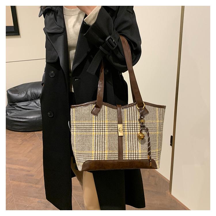 Шерстяная модная сумка-тоут: Вместительная наплечная сумка для осени/зимы 2024