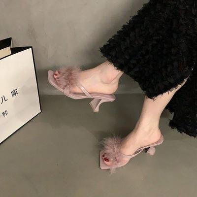 Нишевые туфли на высоком каблуке, пушистые тапочки, женские, новая летняя модель с открытым носком, черные крутые тапочки