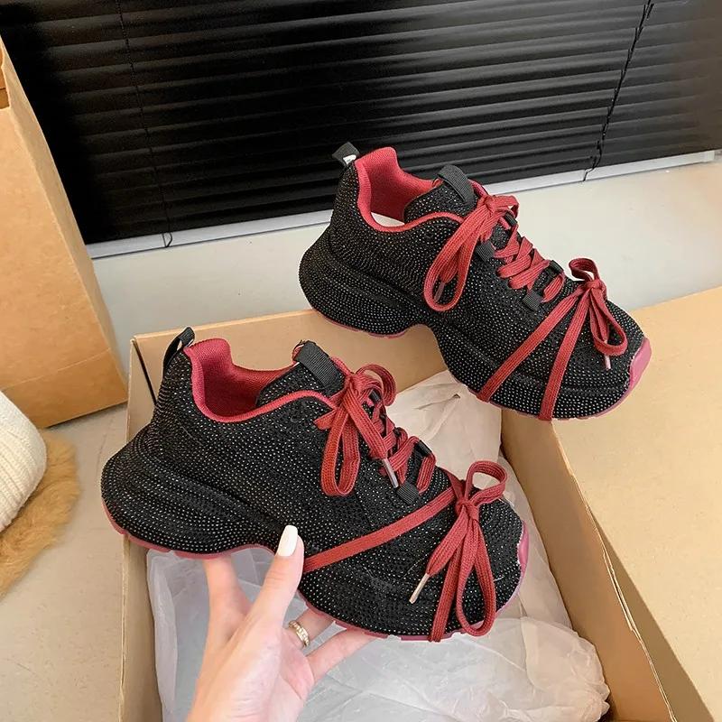 Мода 2024 года, женская вулканизированная обувь, украшенная звездными стразами, уличные туфли на толстой подошве для пап, увеличивающие повседневную спортивную обувь для женщин