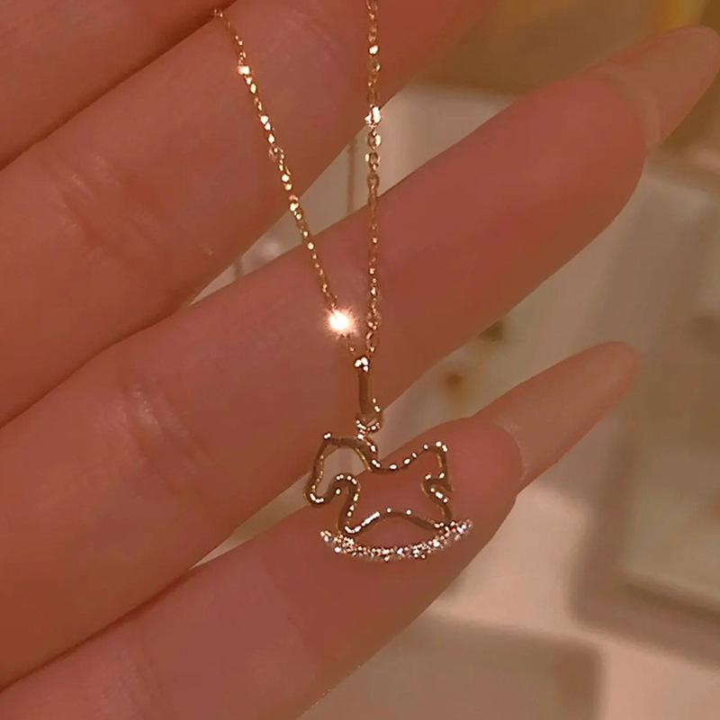 1/2Pcs Fashion Cute Shiny Zircon Hollowed-Out Wooden Horse Pendant Necklace For Woman Girls Collarbone Chain Jewelry Gift