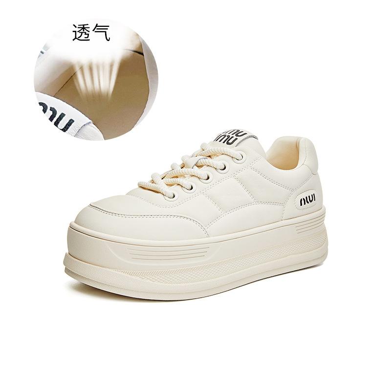 Новые кожаные маленькие белые туфли женские 2025 весна платформа хлебные туфли универсальные спортивные кеды женские повседневные низкие женские туфли
