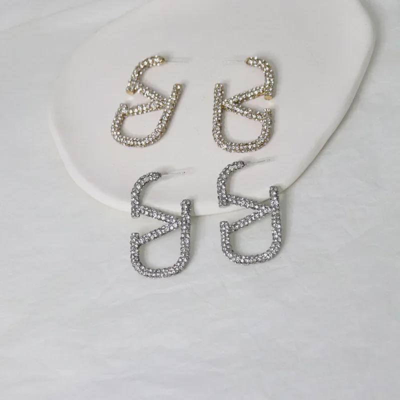 Роскошные серьги с бриллиантами в форме буквы V: Модный, стильный и милый индивидуальный дизайн
