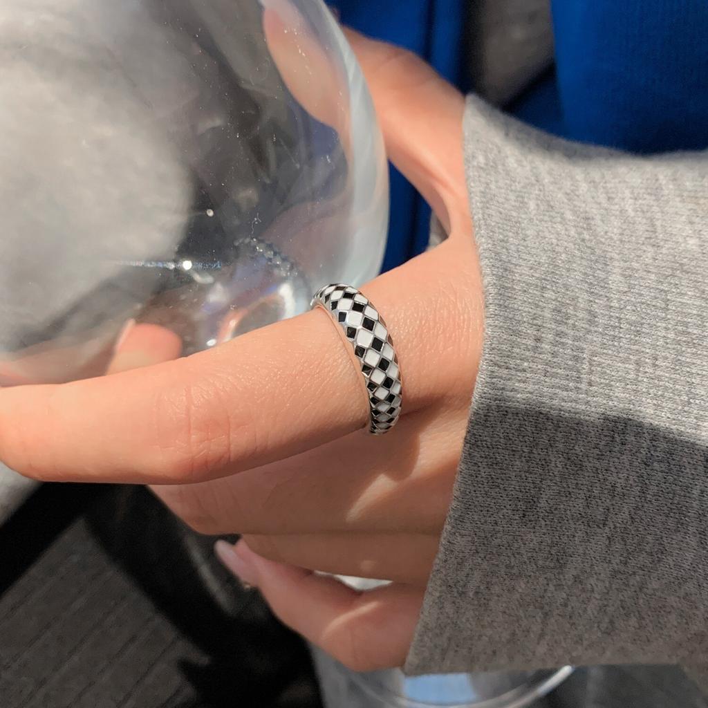 S925 Sterling Silver Checkerboard Ring Female Niche Design Light Luxury Fashion Personality New High -Level Sense