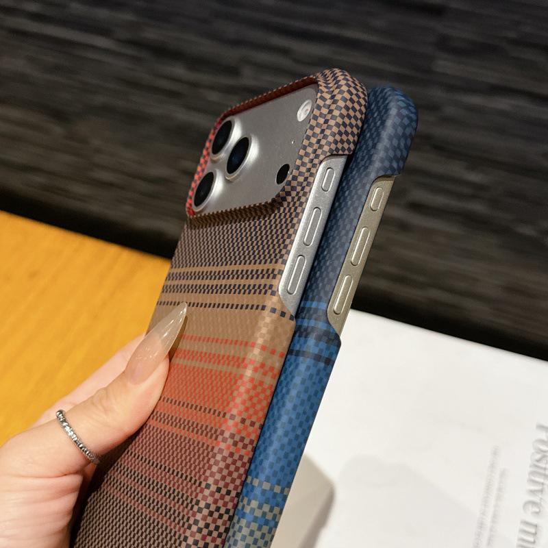 Ультратонкий магнитный чехол из Кевлара для iPhone 16/17 - Текстура углеродного волокна, Защита от падений
