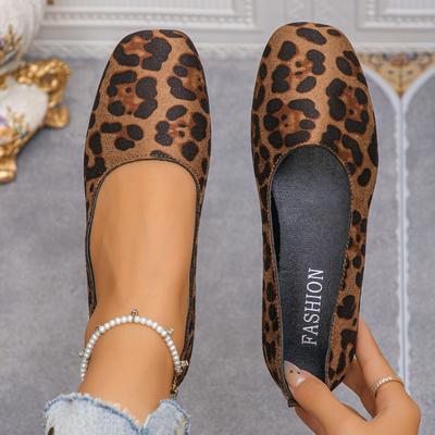 Европейские и американские новые одинарные туфли женские 2025 весна и осень с мелким вырезом замшевая плоская подошва леопардовый принт большой размер одинарные туфли женские