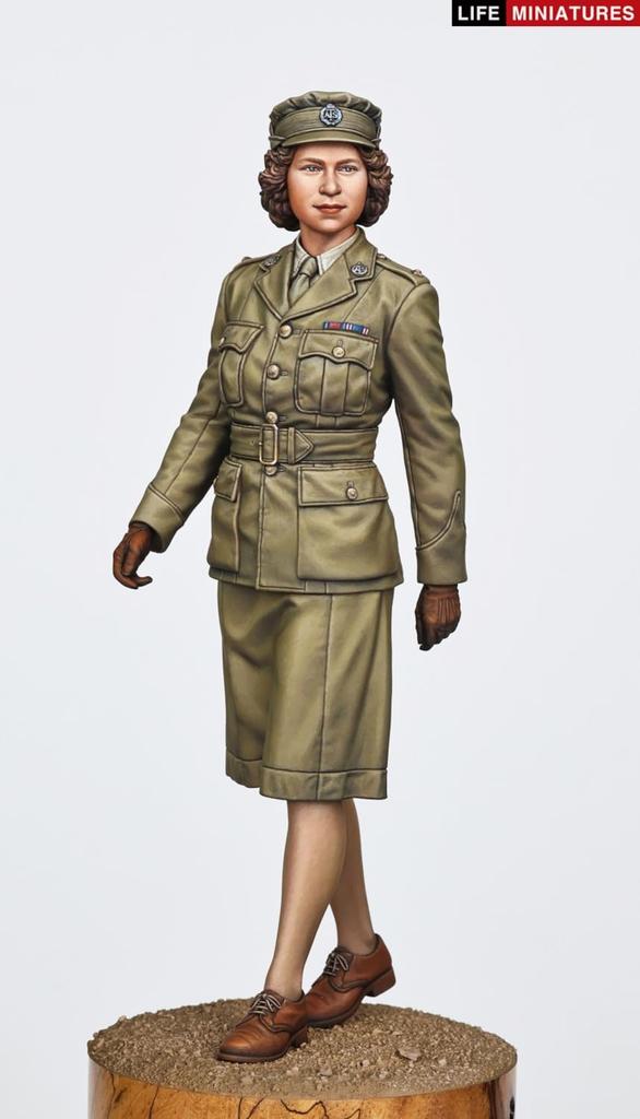 Life Miniatures Масштаб Вторая мировая война Британский вспомогательный округ Уорент-офицер 2-го класса Елизавета Виндзор 1945 Неокрашенный смоляной набор 1/35 Шагающий, (1 рисунок)