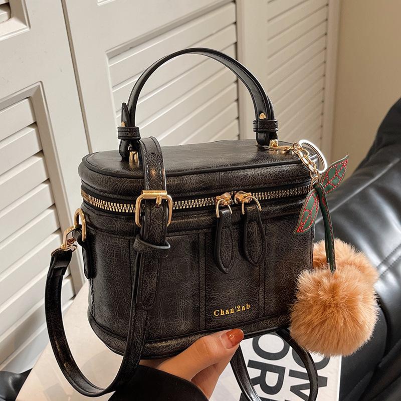 В этом году популярными небольшими сумками являются женские осенне-зимние универсальные модные ретро-сумки через плечо, переносные сумки-ведра.