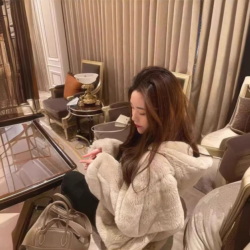 Женское зимнее пальто 2025 из искусственного меха кролика рекс - Новый трендовый стиль со стойкой воротником, пушистый свободный крой и дизайн с капюшоном