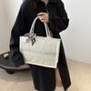Осень 2025 новая ретро большая вместительная сумка-тоут для поездок на работу модная простая нишевый дизайн с шелковым платком портативная женская сумка