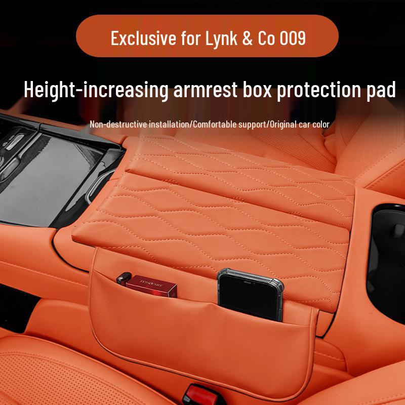 Кожаная накладка на подлокотник консоли Lynk & Co 900: Защитная накладка для интерьера