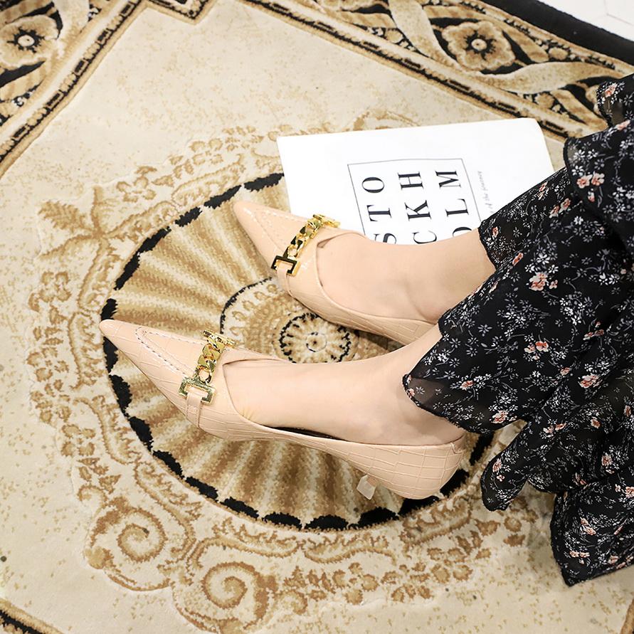 Женские блестящие лакированные туфли с острым носком и металлической цепочкой, декоративные туфли на среднем каблуке