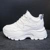 Женские кроссовки на танкетке 2025 новая универсальная маленькая обувь на толстой подошве удобная дышащая повседневная спортивная маленькая белая обувь