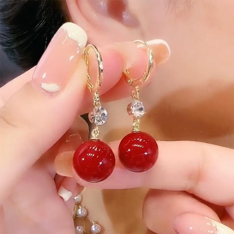 Маленькие зеленые серьги из стекла «кошачий глаз»: Элегантный и универсальный дизайн