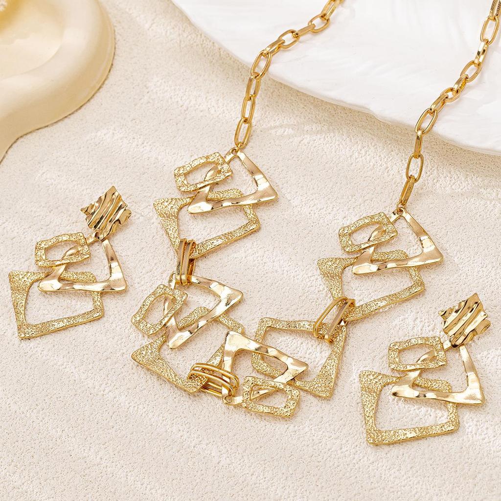 Шикарный геометрический набор серег и ожерелья с уникальным дизайном