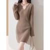 Трикотажное платье с V-образным вырезом, рукавами-колокольчиками, темпераментное, облегающее, осенне-зимнее, новое, средней длины, однотонное, базовое