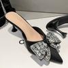 Женская обувь Закрытый носок Женские тапочки Модные туфли Женские сандалии с острым носком и кристаллами на тонком каблуке